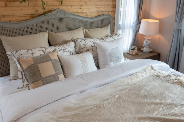 침대와 화이트 인테리어 디자인 개념에에서 고전적인 램프에 베개의 클래식 스타일 — 스톡 사진