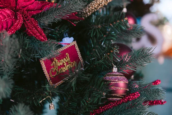 クリスマス ツリーやクリスマスの装飾が地上で幸せな新年をバックアップします — ストック写真