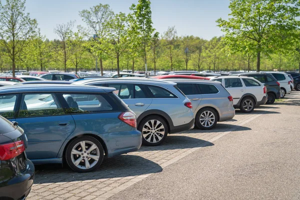 satır Otomobil araba park yerinde, açık otopark