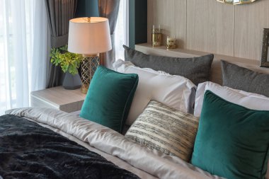 Set yastıklar klasik yatakta, iç dekorasyon tasarım konsepti ile modern yatak odası