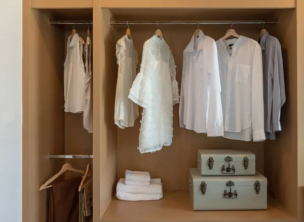 Μοντέρνα Ντουλάπα Ρούχα Που Κρέμονται Στην Ράγα Λευκή Ξύλινη Ντουλάπα — Φωτογραφία Αρχείου