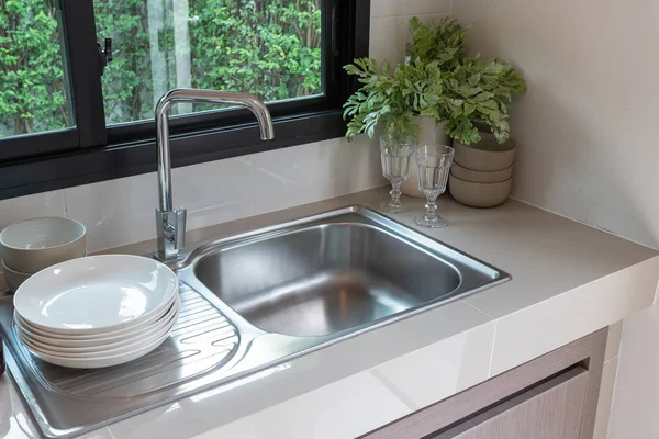水槽与厨房的水龙头 现代计数器与接收器在厨房里 室内设计概念 — 图库照片