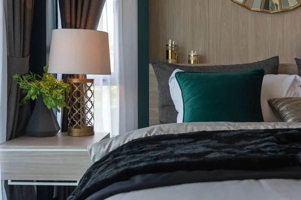 Современная Спальня Набором Подушек Классической Кровати Дизайн Интерьера — стоковое фото