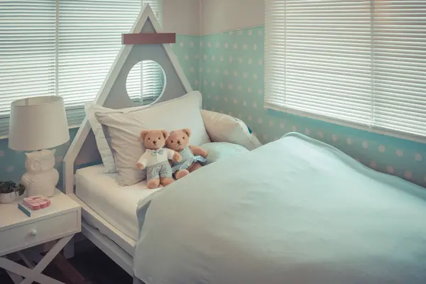 現代の子供の寝室 ベッド 木製ベッド インテリア デザインのコンセプト ビンテージ スタイルのプロセスに人形 — ストック写真