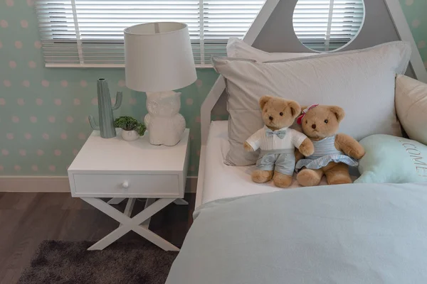Σύγχρονη Παιδική Κρεβατοκάμαρα Και Κούκλες Κρεβάτι Ξύλινο Κρεβάτι Έννοια Του — Φωτογραφία Αρχείου