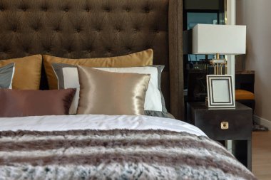 Klasik tarz yatak odası yastıklar klasik yatak, iç dekorasyon tasarım konsepti ayarla.