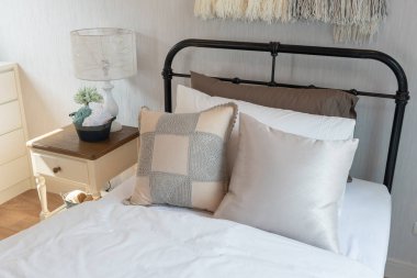 Klasik yatak odası tarzı tek kişilik yatak ve yastıklar, iç tasarım dekorasyon konsepti dizi