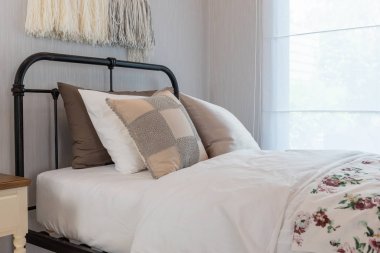 Klasik yatak odası tarzı tek kişilik yatak ve yastıklar, iç tasarım dekorasyon konsepti dizi