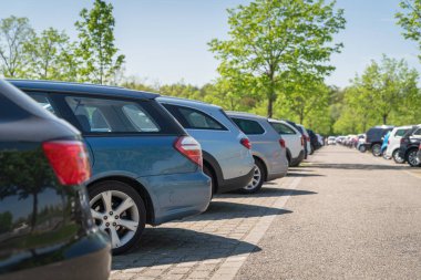satır Otomobil araba park yerinde, açık otopark