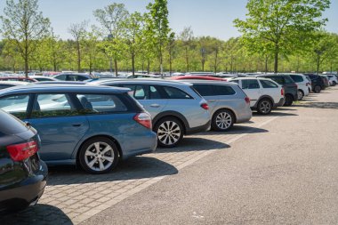 satır Otomobil araba park yerinde, açık otopark