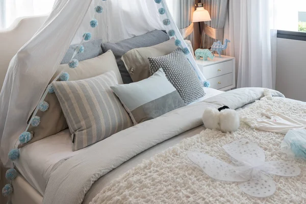 Klasik Tarz Yatak Odası Yastıklar Klasik Yatak Dekorasyon Tasarım Konsepti — Stok fotoğraf