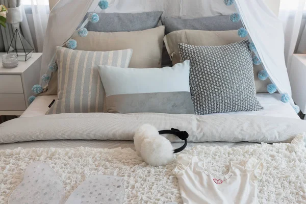 Klasik Tarz Yatak Odası Yastıklar Klasik Yatak Dekorasyon Tasarım Konsepti — Stok fotoğraf