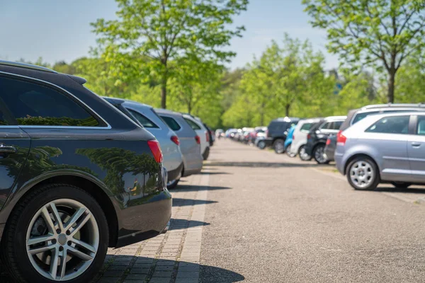 Fila Coches Estacionamiento Estacionamiento Aire Libre — Foto de Stock