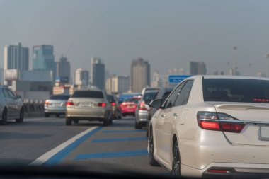 şehir merkezinde, Merkez businees Soka otomobillerde sıra ile ana cadde üzerinde trafik sıkışıklığı