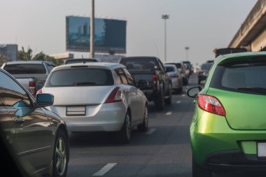 şehir merkezinde, Merkez businees Soka otomobillerde sıra ile ana cadde üzerinde trafik sıkışıklığı