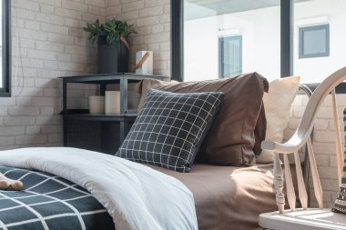 İki Yataklı modern yatak odası iç tasarım konsepti üzerinde siyah beyaz yastıklar ayarla