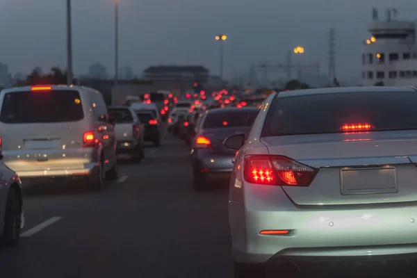 Şehir Merkezinde Merkez Businees Önceki Gece Soka Otomobillerde Sıra Ile — Stok fotoğraf