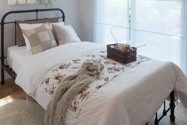 シングル ベッドと枕は インテリア装飾の概念の古典的な寝室のスタイル — ストック写真