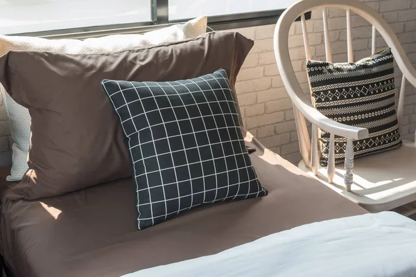 Yataklı Modern Yatak Odası Tasarım Konsepti Üzerinde Siyah Beyaz Yastıklar — Stok fotoğraf