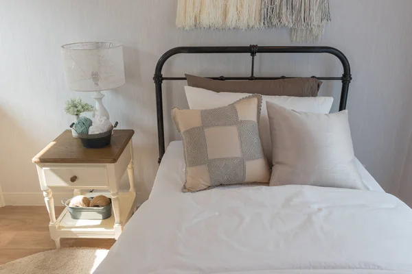 Estilo Dormitorio Clásico Con Cama Individual Conjunto Almohadas Concepto Decoración — Foto de Stock