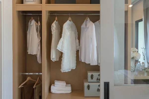 Μοντέρνα Ντουλάπα Ρούχα Που Κρέμονται Στην Ράγα Λευκή Ξύλινη Ντουλάπα — Φωτογραφία Αρχείου