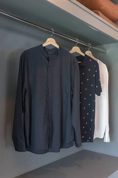 Moderner Kleiderschrank Mit Auf Schiene Hängender Kleidung Weißer Holzschrank Raumkonzept — Stockfoto