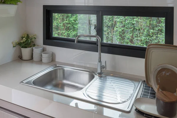 Sink Faucet Kuchnia Pokój Nowoczesne Licznik Umywalka Pokoju Kuchnia Projektowanie — Zdjęcie stockowe