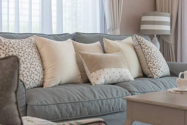 エレガントなソファと枕 インテリア デザイン装飾の概念のセット クラシック リビング ルーム スタイル — ストック写真
