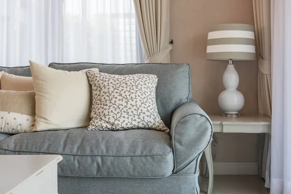 经典的客厅风格与优雅的沙发和一套枕头 室内设计装饰概念 — 图库照片
