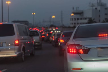 ana cadde üzerinde trafik sıkışıklığı