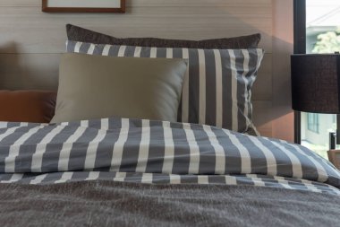 yastıklar dizi modern yatak odası