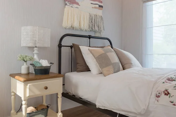 Klasyczna sypialnia styl z pojedynczym łóżkiem — Zdjęcie stockowe