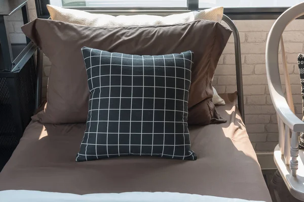 Almohadas en blanco y negro conjunto en cama individual — Foto de Stock