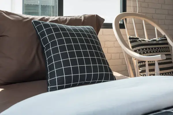 Travesseiros preto e branco definido na cama de solteiro — Fotografia de Stock