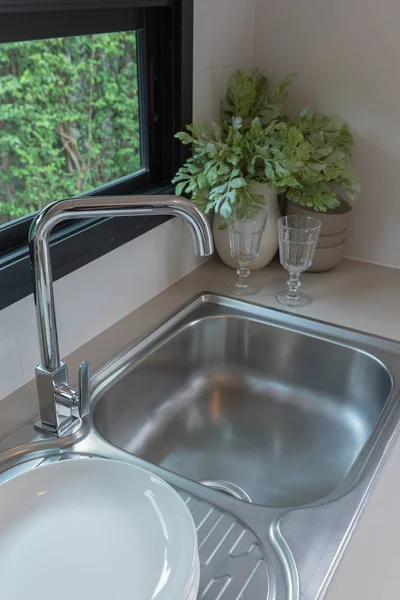 Waschbecken mit Wasserhahn in der Küche — Stockfoto