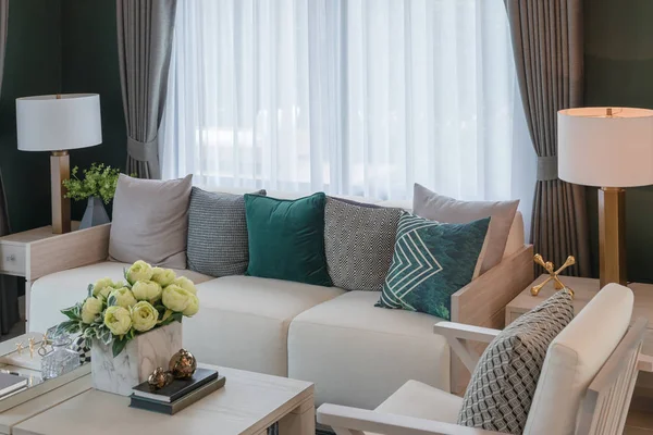 Современная гостиная с современным диваном — стоковое фото