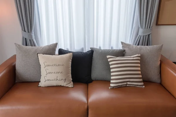 Moderna sala de estar con conjunto de almohadas — Foto de Stock