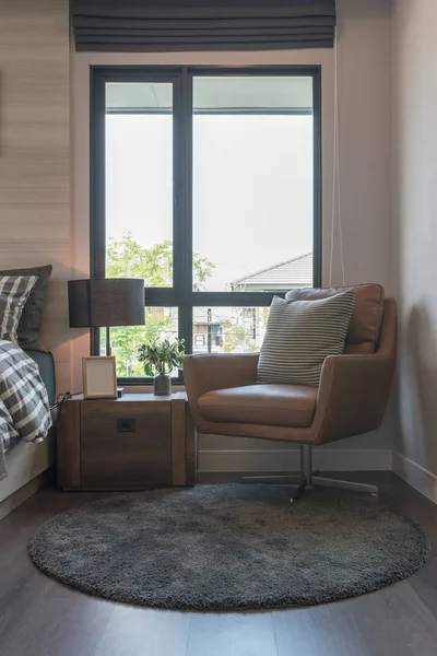 Современная спальня с диваном — стоковое фото