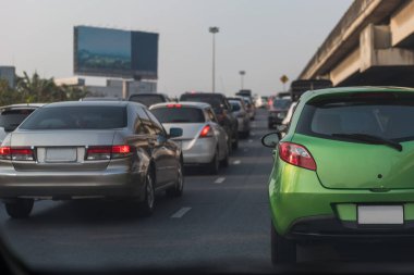 ana cadde üzerinde trafik sıkışıklığı