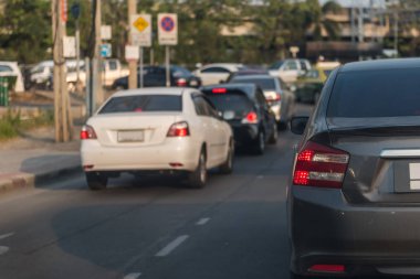 ana cadde üzerinde trafik sıkışıklığı