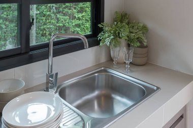 lavabo musluk mutfak oda ile
