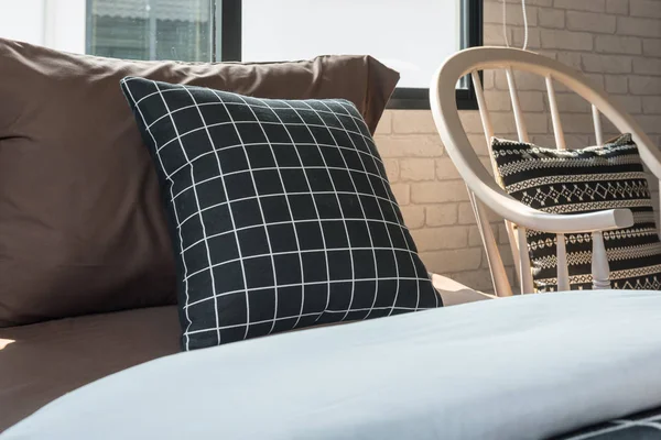 siyah ve beyaz yastıklar üzerinde tek kişilik yatak ayarla