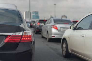 ana cadde üzerinde trafik sıkışıklığı