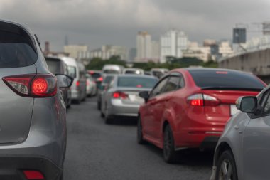 ana cadde üzerinde trafik sıkışıklığı