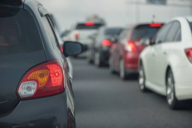 ana cadde üzerinde trafik sıkışıklığı