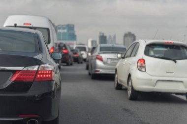 ana cadde üzerinde trafik sıkışıklığı