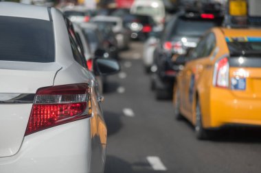 ana cadde üzerinde trafik sıkışıklığı