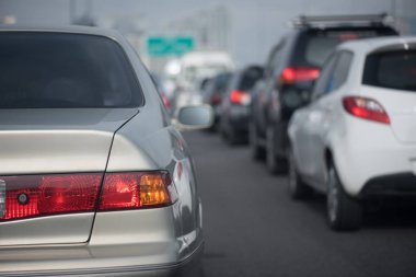 ana cadde üzerinde trafik sıkışıklığı