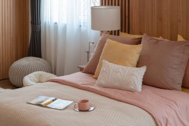 yastıklar kümesiyle rahat yatak odası