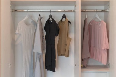 asılı giysileri ile modern dolap